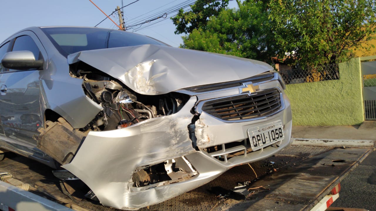 Carro ficou com a frente destruída