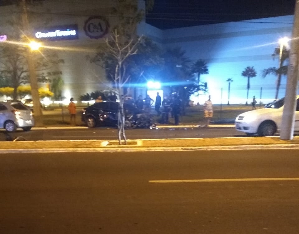 Carro colidiu no gradeado do estacionamento d Teresina Shopping