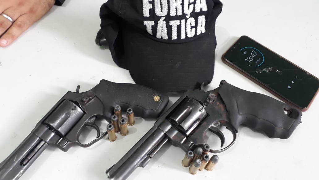 As armas de fogo e o celular foram apreendidos pela PM