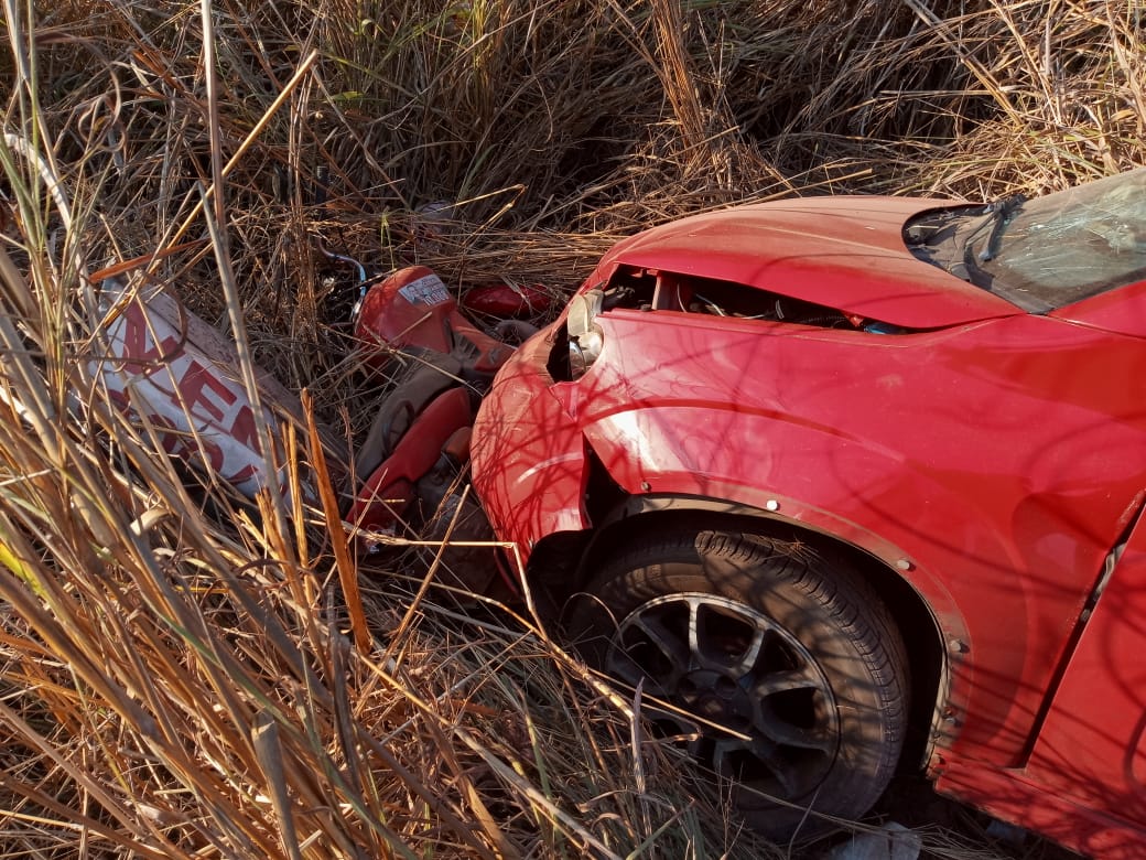 Com o impacto, os dois veículos pararam fora da pista