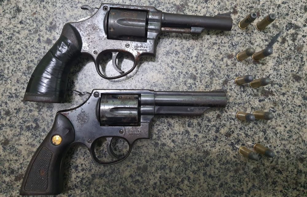 Homem estava com dois revólveres escondidos em casa