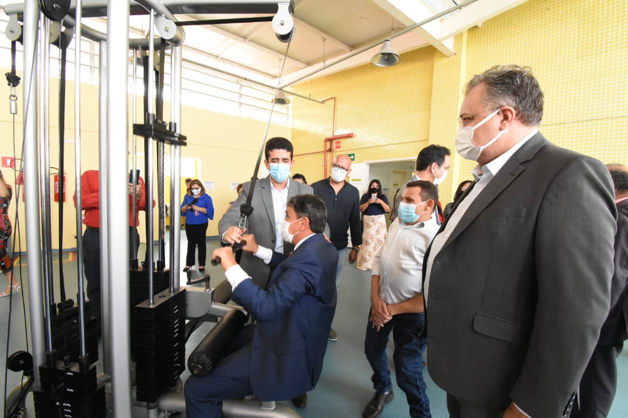 Wellington Dias praticando exercício no centro em Parnaíba