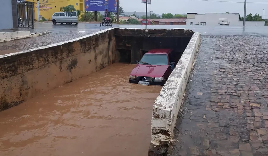 Carro é arrastado e vai parar dentro de galeria em Oeiras 