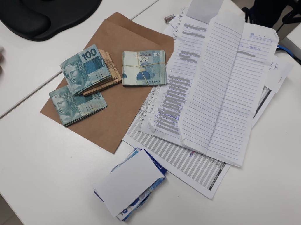 Dinheiro e lista apreendidos