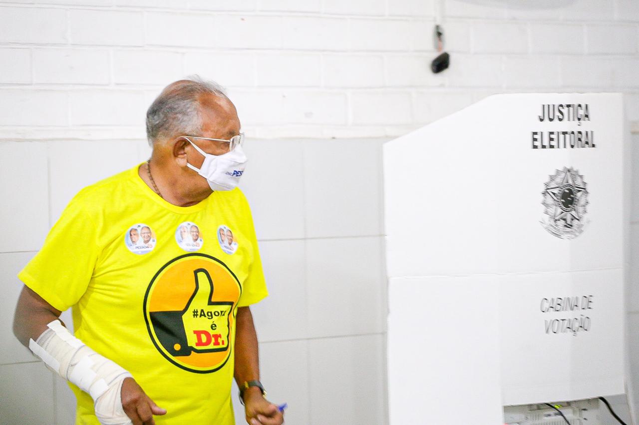 Dr. Pessoa votando 