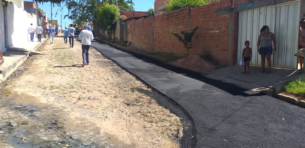 Trechos do bairro Pedra Mole sendo asfaltados
