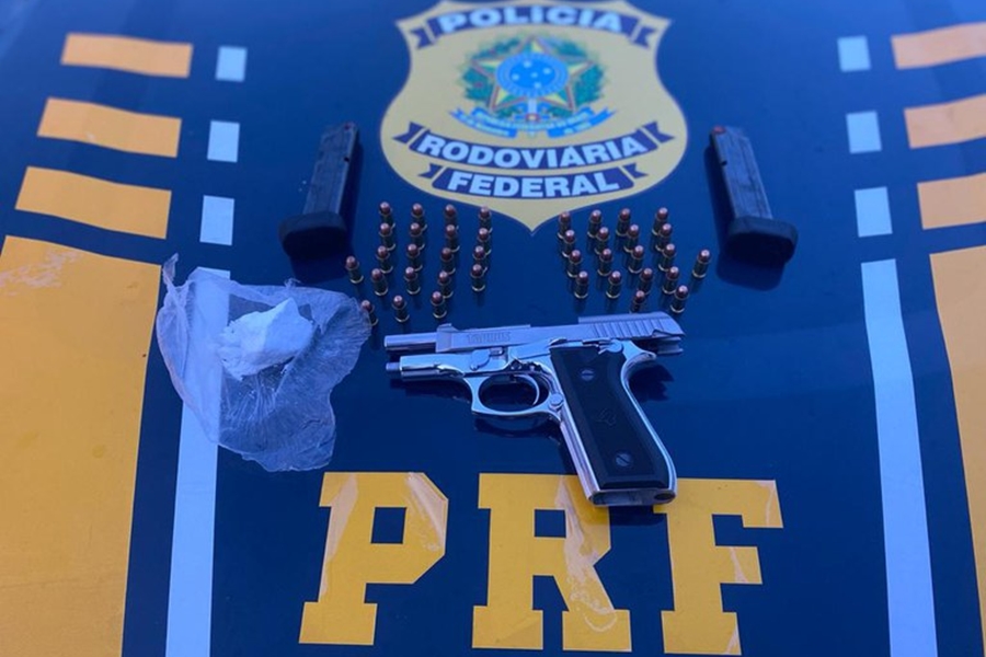 Homem é preso com pistola, munições e drogas
