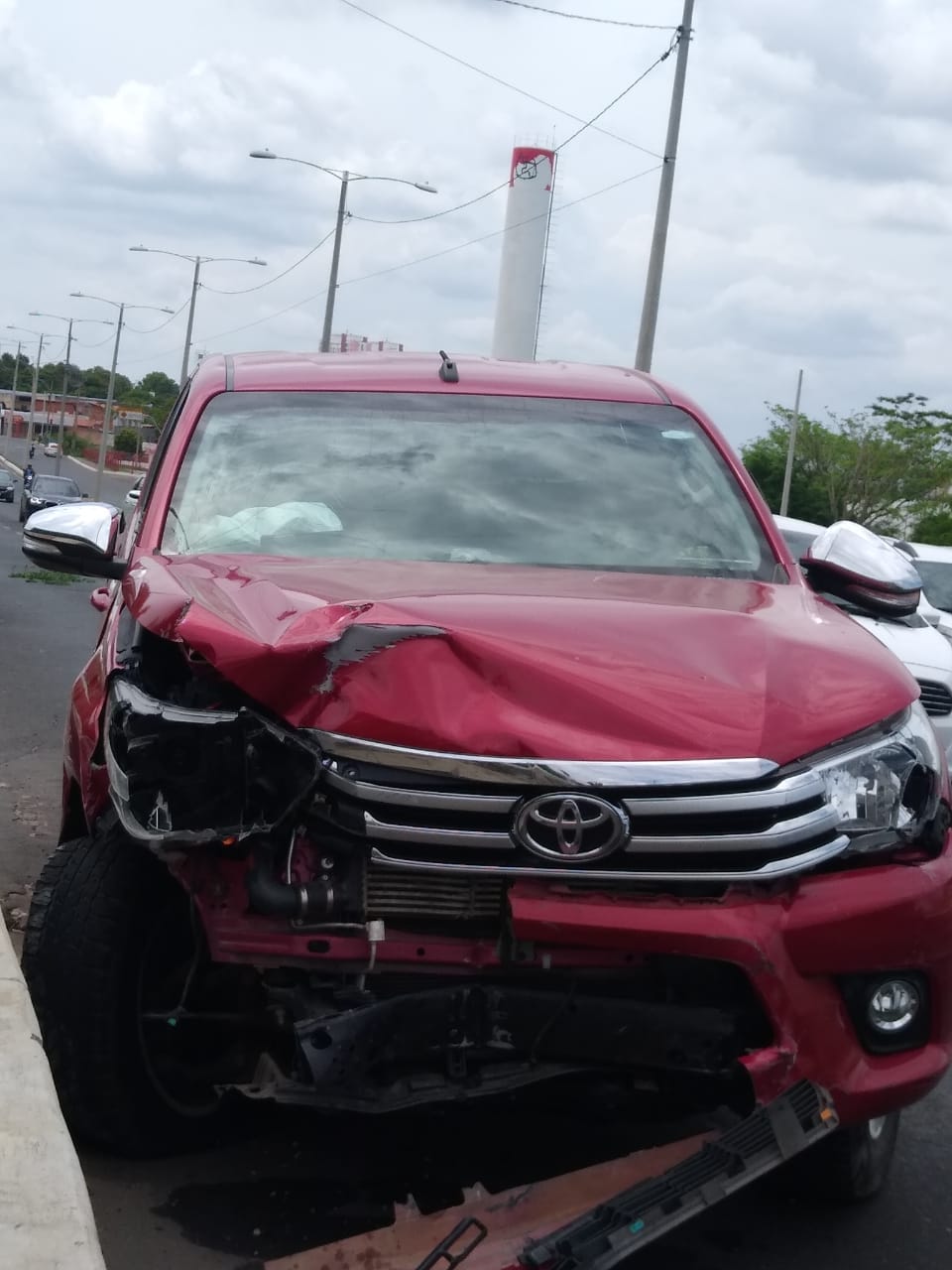 Hilux que colidiu com dois veículos.