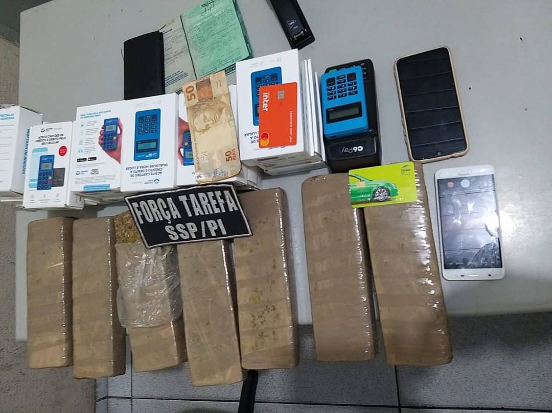 Objetos encontrados com os suspeitos