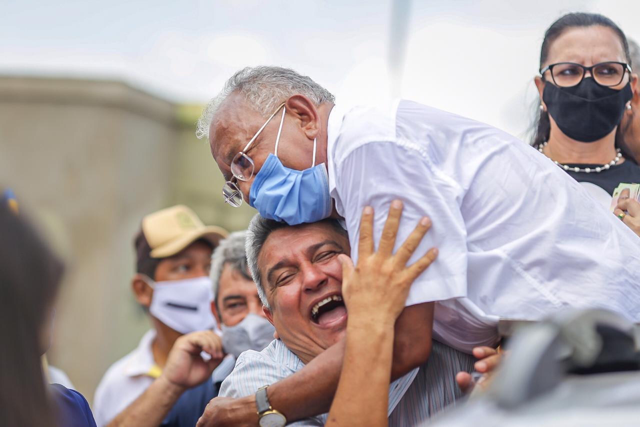 Joninha e Dr. Pessoa abraçados