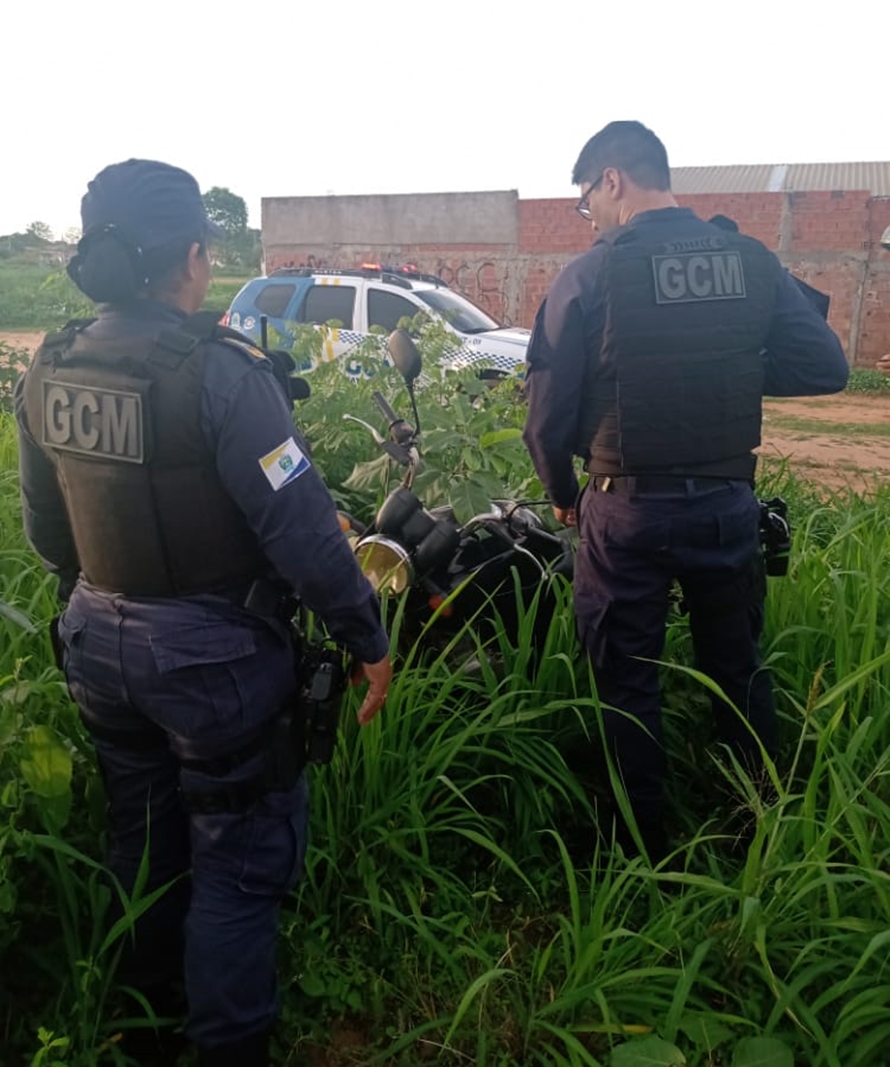 Veículo foi encontrado abandonado em um matagal