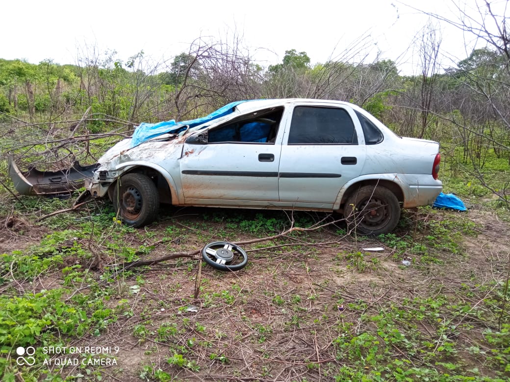Veículo ficou destruído na parte frontal depois de capotar