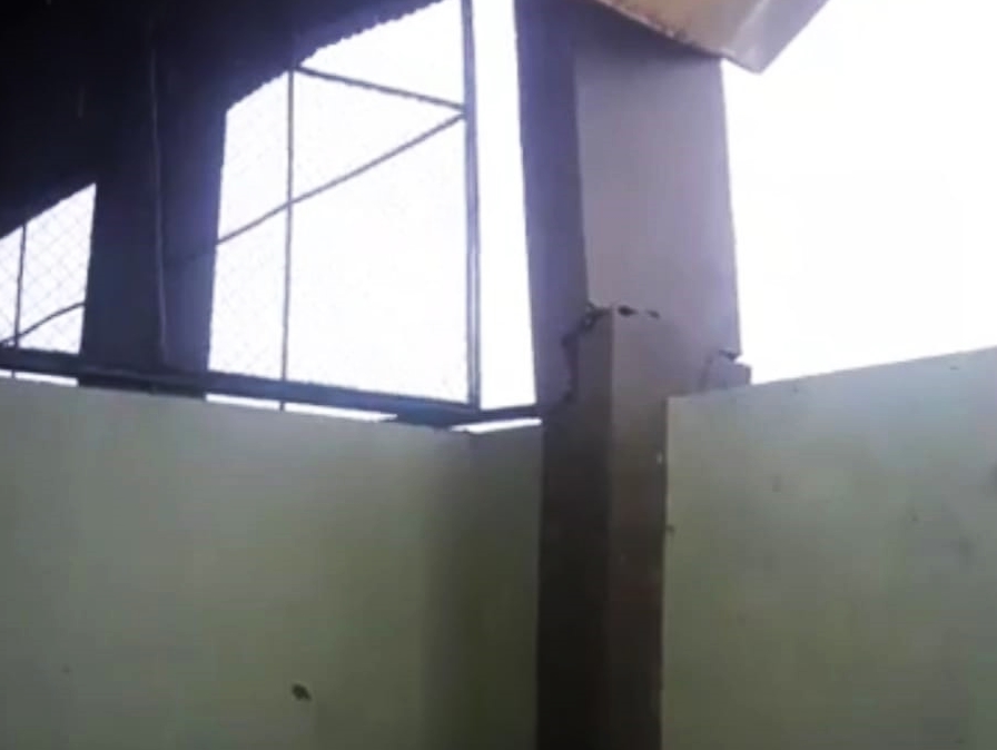 Coluna da estrutura quebrou com a forte chuva