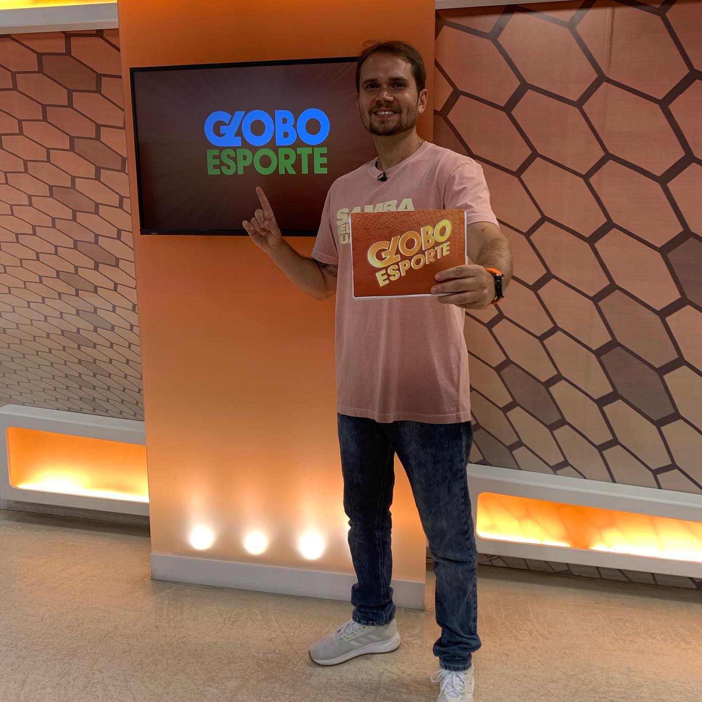 Marcos Prado no comando do programa Globo Esporte