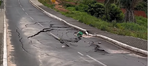 Trecho de avenida no Vale do Gavião é interditado após apresentar risco de erosão
